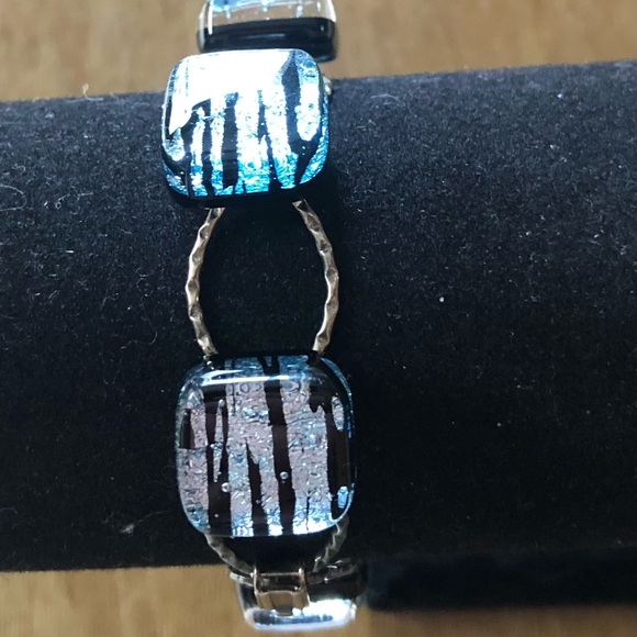 Beautiful Ladies SilverTone Link Bracelet with stone embellishment. - Picture 2 of 7